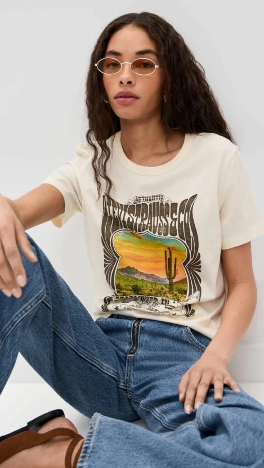 Levi's Women's Graphic Iconic T-Shirt | Vintage-Inspired Casual Tee for Women