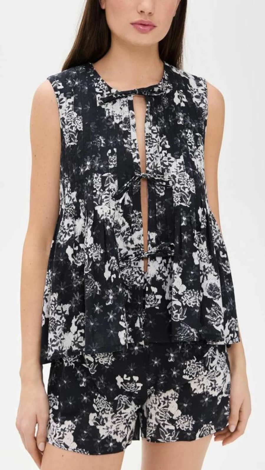 Desmond & Dempsey Women's Pleated Camisole and Shorts Set - Comfortable Sleepwear & Loungewear